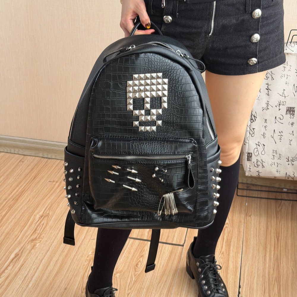 Mens Fashion Zip Up - กระเป๋าเป้สะพายหลังลายหนังจระเข้สีดำแบบดั้งเดิม ประดับหมุดรูปหัวกะโหลก แฟชั่นสตรีท สำหรับใส่คอมพิวเตอร์ เหมาะสำหรับผู้ชายและผู้หญิง