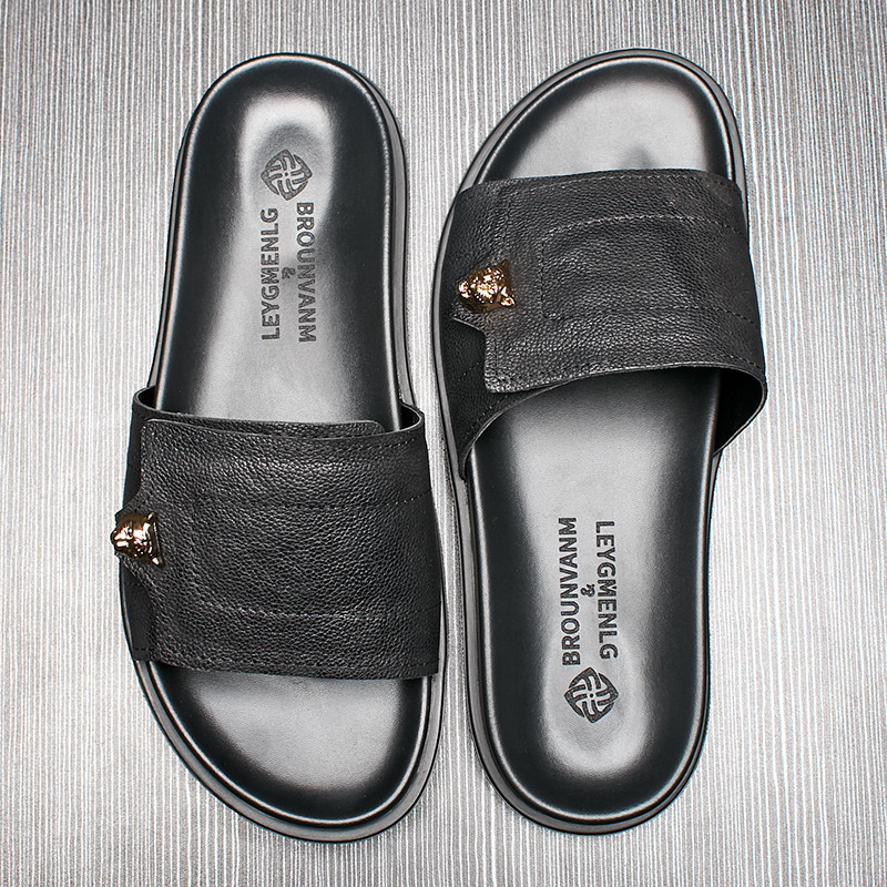 Mens Fashion Summer 2025 - 2025 ใหม่ของแท้หนังรองเท้าแตะโลหะตกแต่งลื่น Flip-Flop รองเท้าแตะสําหรับชายแฟชั่น Casual ฤดูร้อนสีดํารองเท้าชาย